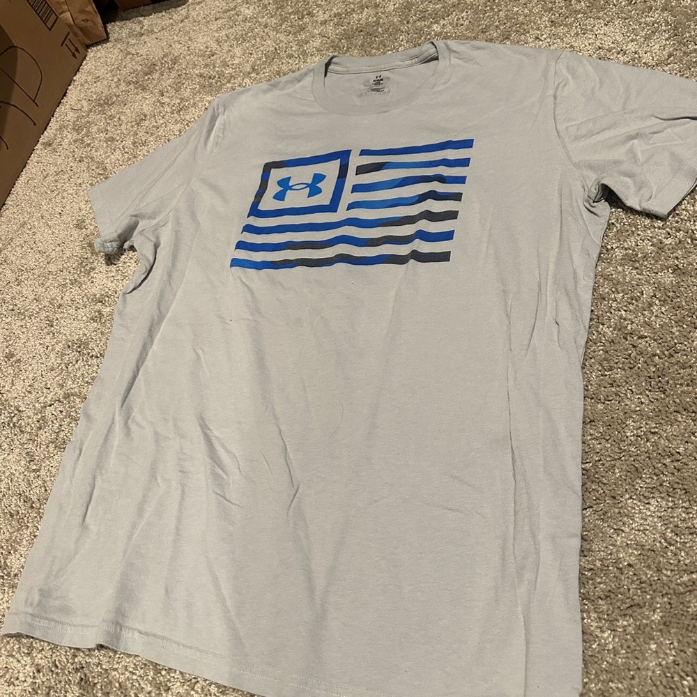 Under Armour Men's Light Gray Tee with Blue Stripes